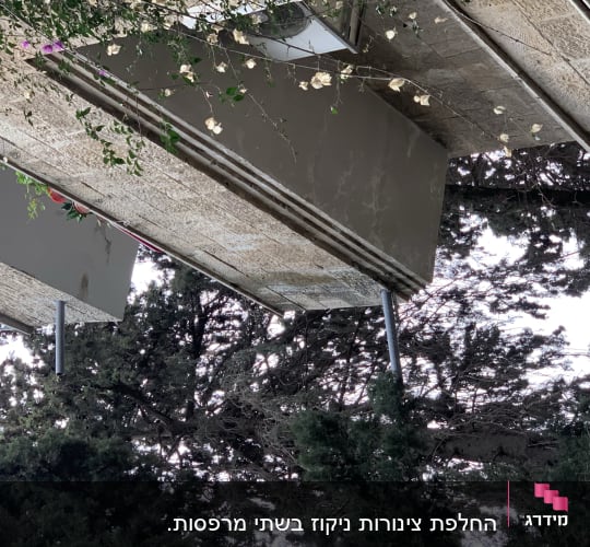 מרפסת אבן עם צינור מתכת לאיטום